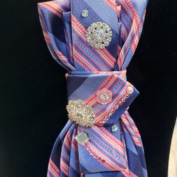 Elegant Striped Brooch-Embellished tie necklace. - Picture 2 of 6